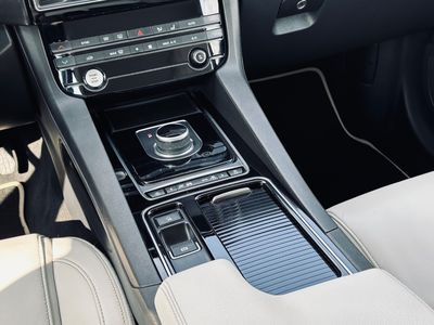 Jaguar F-Pace 2.0D I4 180k Prestige AWD A/T - fotografia 42