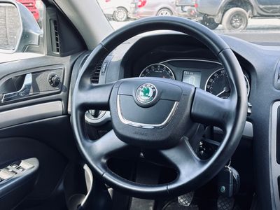 Škoda Octavia Combi 1.6 TDI CR DPF 4x4 Business - fotografia 25