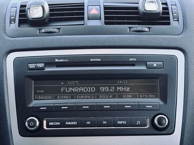 Škoda Octavia Combi 1.6 TDI CR DPF 4x4 Business - fotografia 29