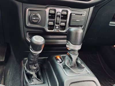 Jeep Gladiator 3.6 V6 automat R22 top stav - fotografia 35