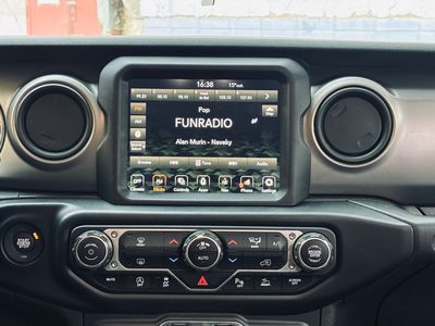 Jeep Gladiator 3.6 V6 automat R22 top stav - fotografia 36