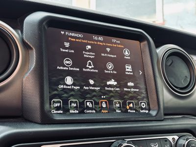 Jeep Gladiator 3.6 V6 automat R22 top stav - fotografia 38