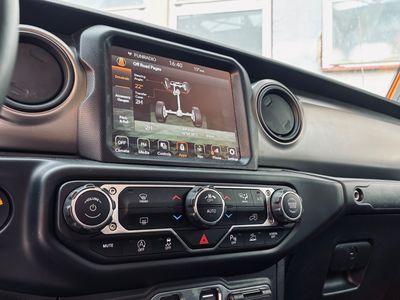 Jeep Gladiator 3.6 V6 automat R22 top stav - fotografia 39