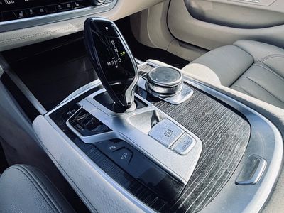 BMW Rad 7 730d A/T - fotografia 27