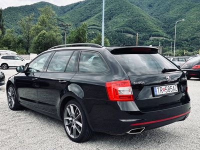 Škoda Octavia Combi 2.0 TDI DPF RS DSG - fotografia 21