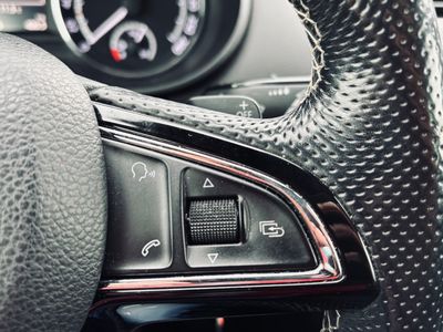 Škoda Octavia Combi 2.0 TDI DPF RS DSG - fotografia 54