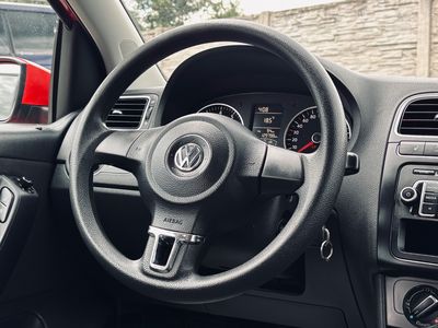 Volkswagen Polo 1.4 16V Comfortline - fotografia 28