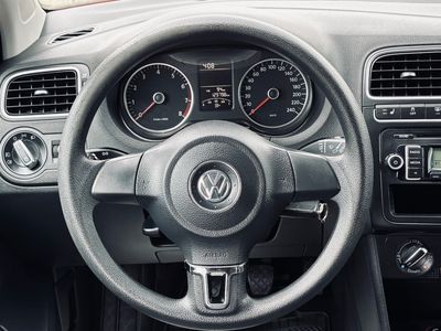Volkswagen Polo 1.4 16V Comfortline - fotografia 31