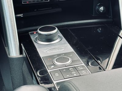 Land Rover Discovery 2.0L TD4 HSE AWD A/T - fotografia 40