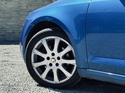 Škoda Octavia Combi 2.0 TDI Elegance/Style DSG - fotografia 19