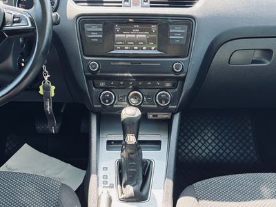 Škoda Octavia Combi 2.0 TDI Elegance/Style DSG - fotografia 25