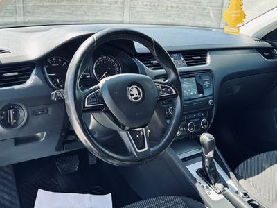 Škoda Octavia Combi 2.0 TDI Elegance/Style DSG - fotografia 28