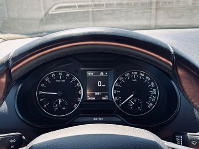 Škoda Octavia Combi 2.0 TDI Elegance/Style DSG - fotografia 30