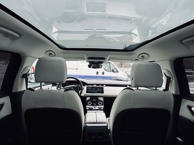 Land Rover Range Rover Velar 2.0D - fotografia 31