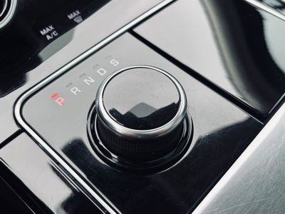 Land Rover Range Rover Velar 2.0D - fotografia 43