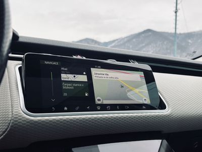 Land Rover Range Rover Velar 2.0D - fotografia 50
