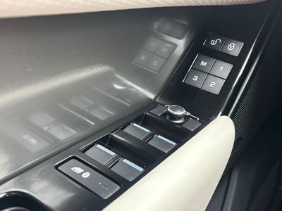 Land Rover Range Rover Velar 2.0D - fotografia 52