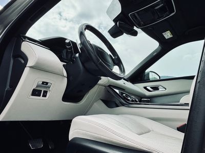 Land Rover Range Rover Velar 2.0D TD4 R-Dynamic Base AWD A/T - fotografia 36