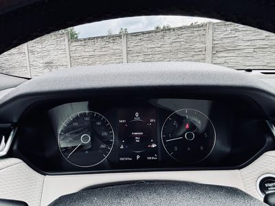 Land Rover Range Rover Velar 2.0D TD4 R-Dynamic Base AWD A/T - fotografia 42