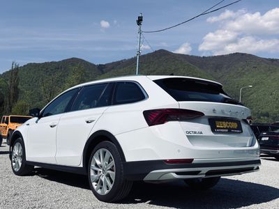 Škoda Octavia Combi 2.0 TDI Scout 4x4 DSG - fotografia 10