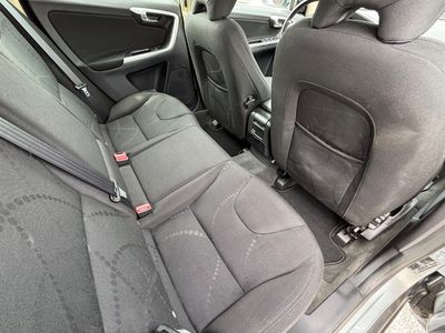Volvo XC60 2.4D AWD R-Design Geartronic - fotografia 22