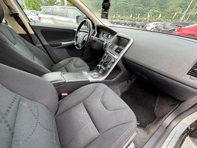 Volvo XC60 2.4D AWD R-Design Geartronic - fotografia 23