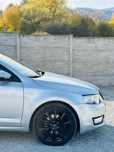 Škoda Octavia Combi 2.0 TDI Business DSG - fotografia 14