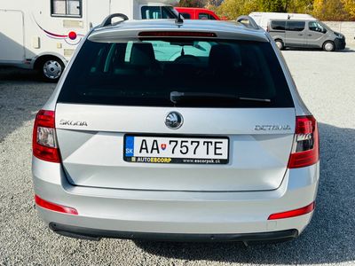 Škoda Octavia Combi 2.0 TDI Business DSG - fotografia 17