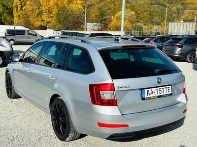 Škoda Octavia Combi 2.0 TDI Business DSG - fotografia 18
