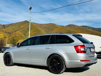 Škoda Octavia Combi 2.0 TDI Business DSG - fotografia 19