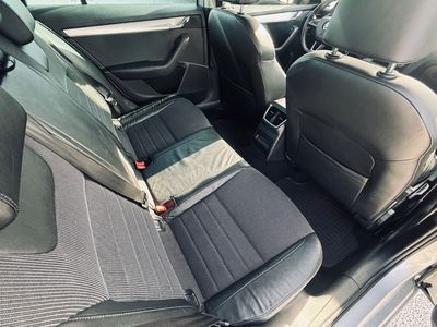 Škoda Octavia Combi 2.0 TDI Business DSG - fotografia 26