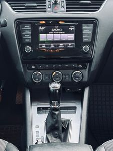 Škoda Octavia Combi 2.0 TDI Business DSG - fotografia 31