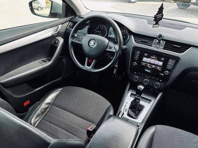 Škoda Octavia Combi 2.0 TDI Business DSG - fotografia 32