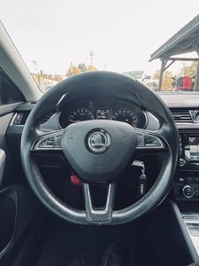 Škoda Octavia Combi 2.0 TDI Business DSG - fotografia 36