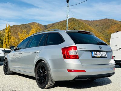 Škoda Octavia Combi 2.0 TDI Business DSG - fotografia 8